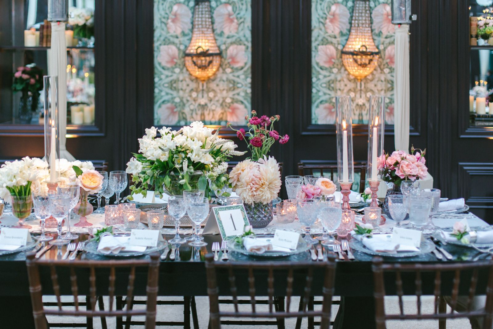 trang trí bàn để ảnh cưới đẹp và sang trọng